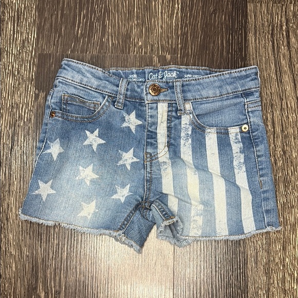 Girls Cat & Jack light denim Jean shorts with a flag design on them size small - Picture 1 of 4